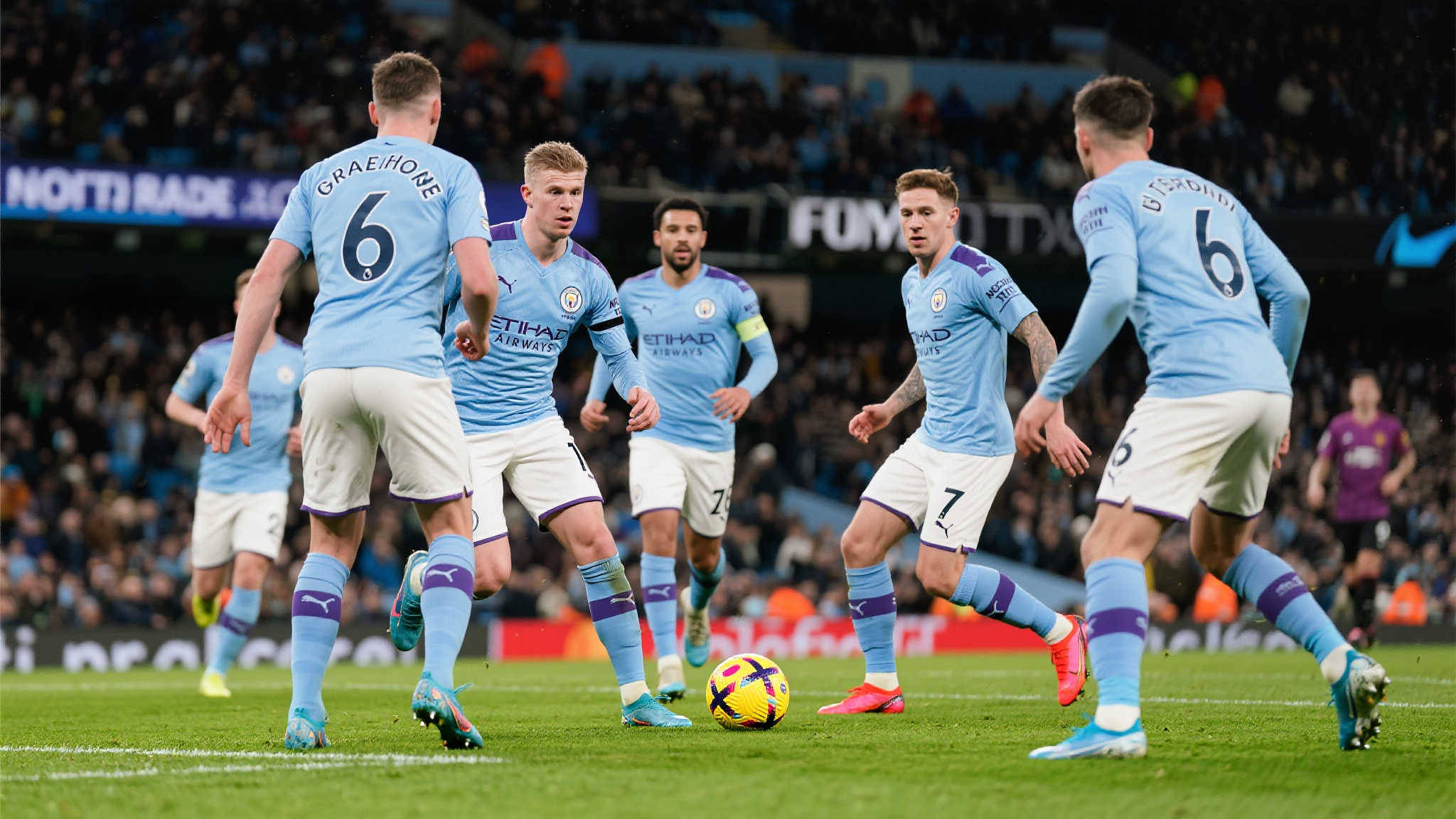 在现代足球中，精准的配合和默契是球队致胜的关键因素